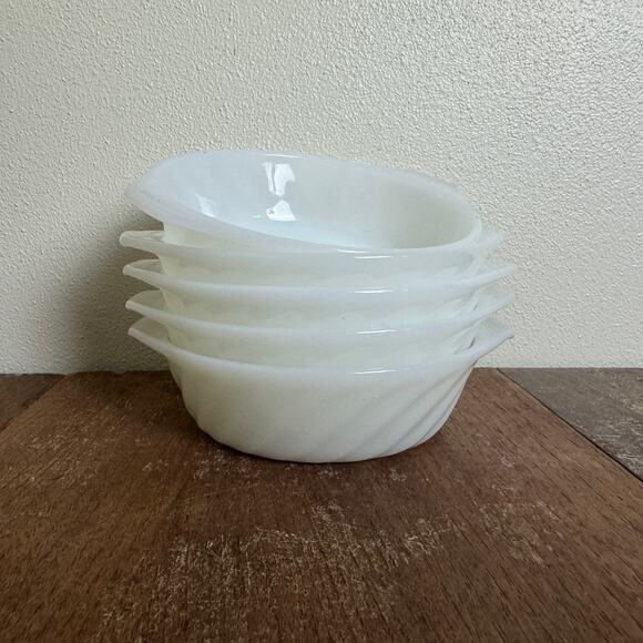 Anchor Hocking Fire King Milk Glass Set‎ of 5 Small Souffle ovenware dishes - Picture 1 of 7